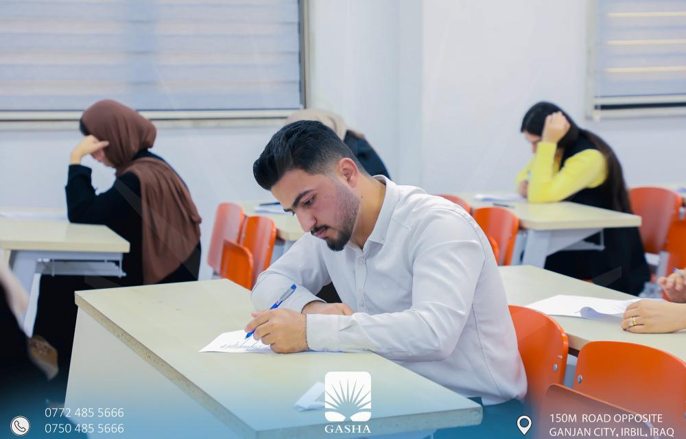 سەرۆکی لیژنەی تاقیکردنەوەکان لە نزیکەوە چاودێری بەڕێوەچوونی تاقیکردنەوە پراکتیکییەکانی پەیمانگەی تەکنیکی گەشە دەکات